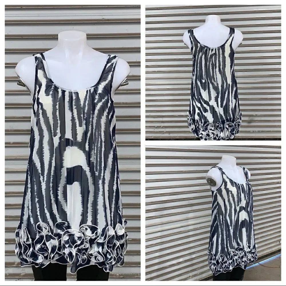 🛍️Papillon top black and white with design at hem